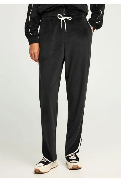 ΓΥΝΑΙΚΕΊΟ ΑΘΛΗΤΙΚΌ ΠΑΝΤΕΛΌΝΙ